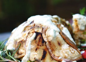 Auberginetaart met kaassaus