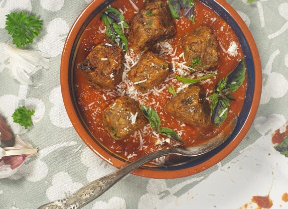 Kaasballen in tomatensaus