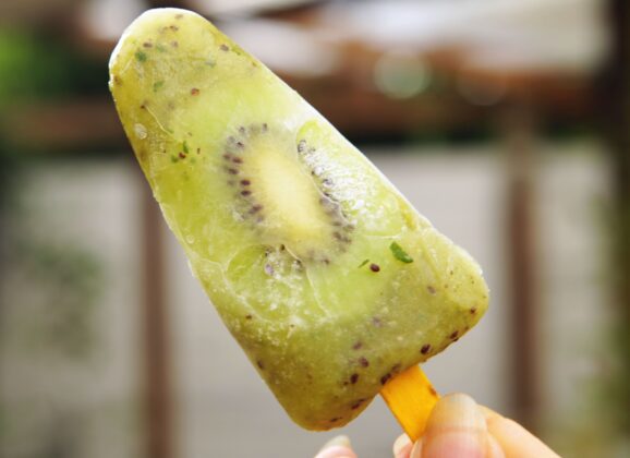 Waterijs met kiwi en munt