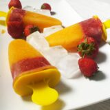 Gezonde mango-aardbei ijsjes