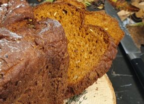 Pompoenbrood met tijm en zaden